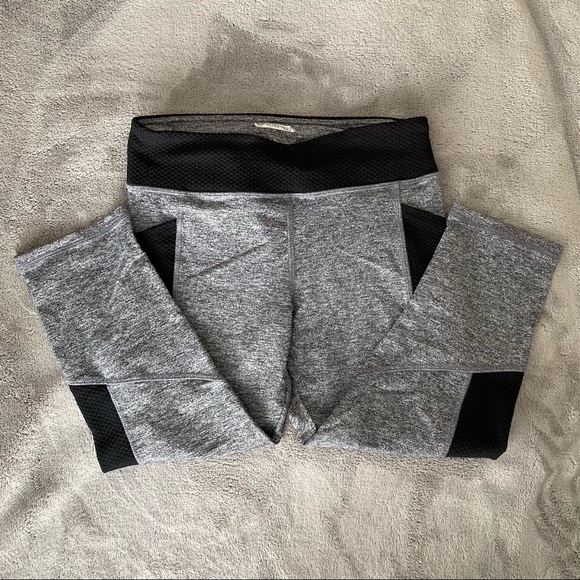 Forever 21 | Active Mesh Paneled Capri Leggings - Picture 4 of 7